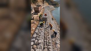 دیگر خبری از روکش بتنی سخت نیست. قفس‌های گابیون به آب و خاک اجازه گردش می‌دهند و اکولوژی طبیعی را احیا می‌کنند.