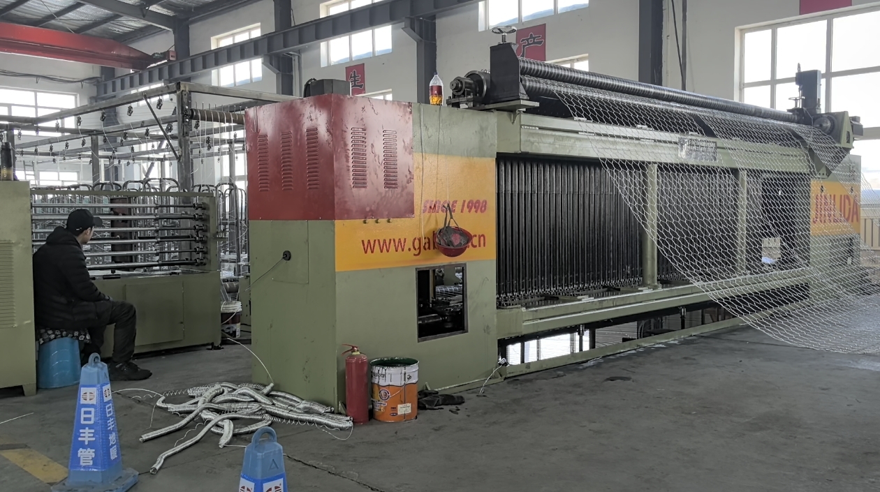 آخرین وبلاگ های شرکت در مورد چرا مشتریان خارج از کشور همچنان کارخانه‌های چینی را برای تجهیزات گابیون انتخاب می‌کنند